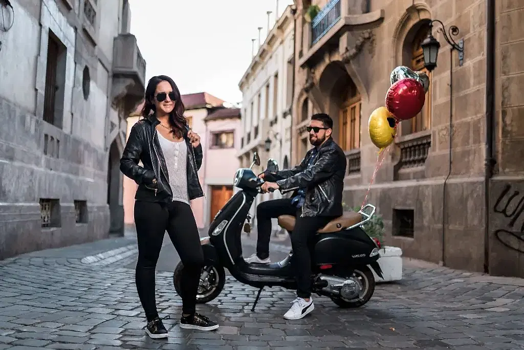 fotografía novios vespa