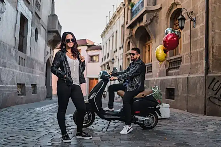 fotografía novios vespa