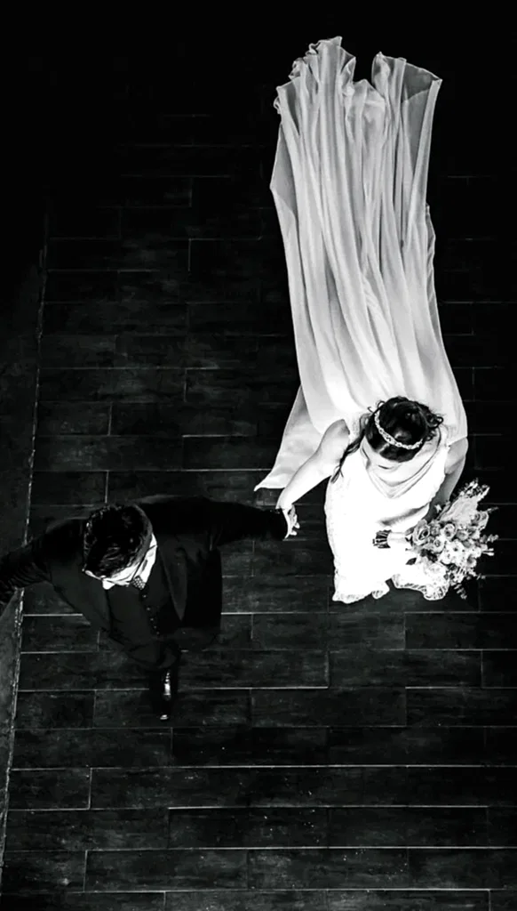 Foto de novios saliendo del altar tomada desde arriba