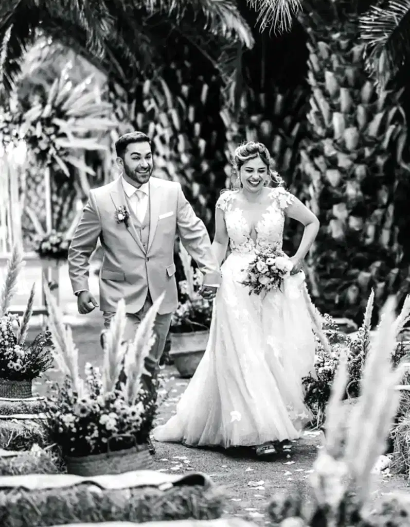 Fotografia de novios tras la boda sonriendo